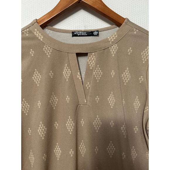 Cure Women's Beige 3/4 Roll-Tab Sleeve Keyhole Neck Blouse Geometric Top Medium - Picture 2 of 10